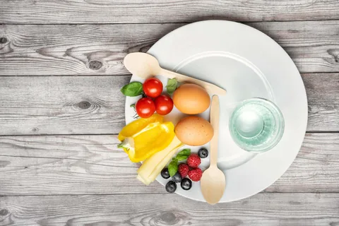 Assiette contenant des fruits et légumes représentant un jeûne intermittent 16:8