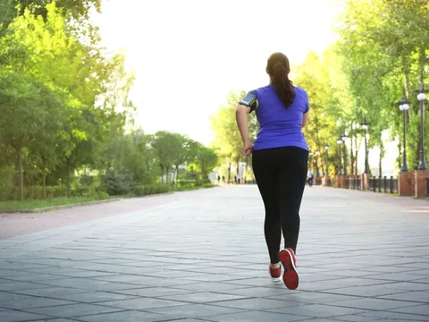 femme de dos en train de courir