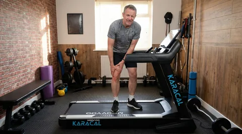 Homme fatigué sur un tapis de course