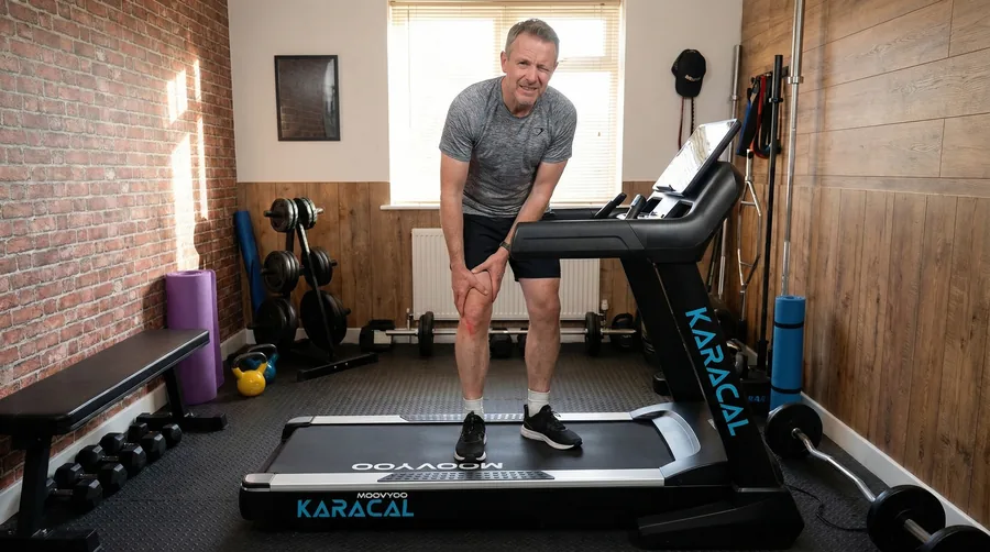 Homme fatigué sur un tapis de course