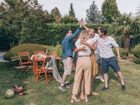 Groupe de six adultes amicaux