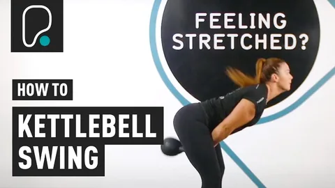 Un homme réalisant des kettlebell swings