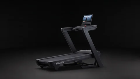 NordicTrack Commercial 1750 sur fond noir