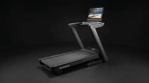 NordicTrack Commercial 2450 sur fond noir