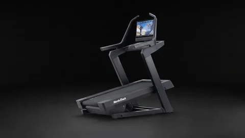 NordicTrack X24 tapis de course sur fond noir