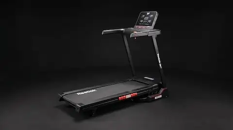 Reebok Jet 100 Z sur fond noir