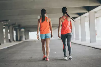 Deux jeunes femmes qui marchent