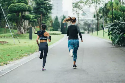 Deux jeunes femmes réalisant un sprint