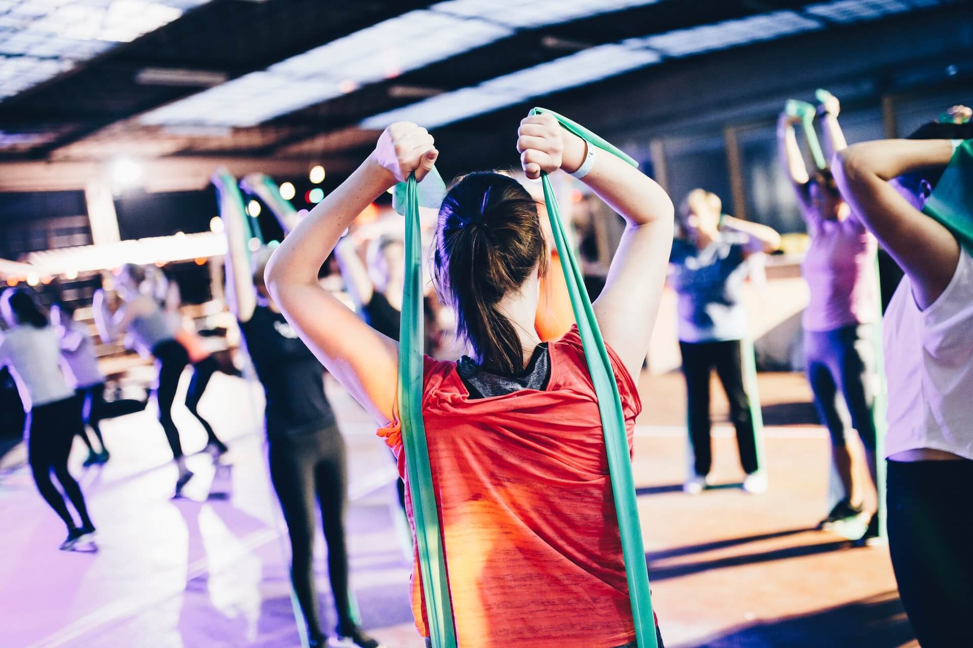 Groupe pratiquant des exercices avec des élastiques dans un club de sport