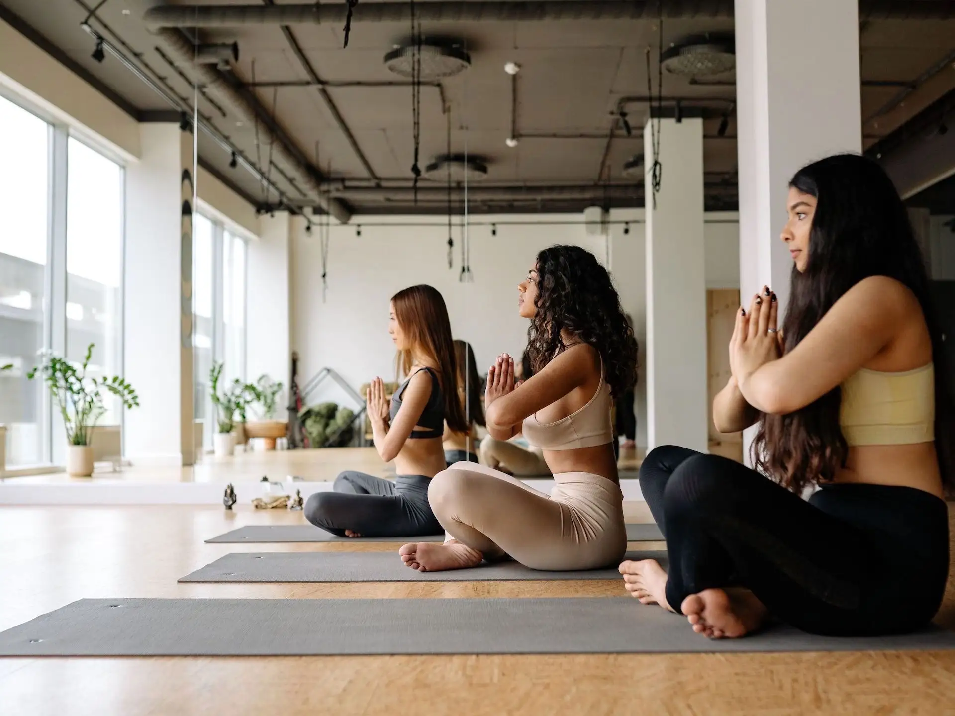 3 femmes en séance de yoga