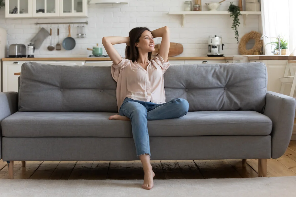 Jeune femme détendue sur un sofa