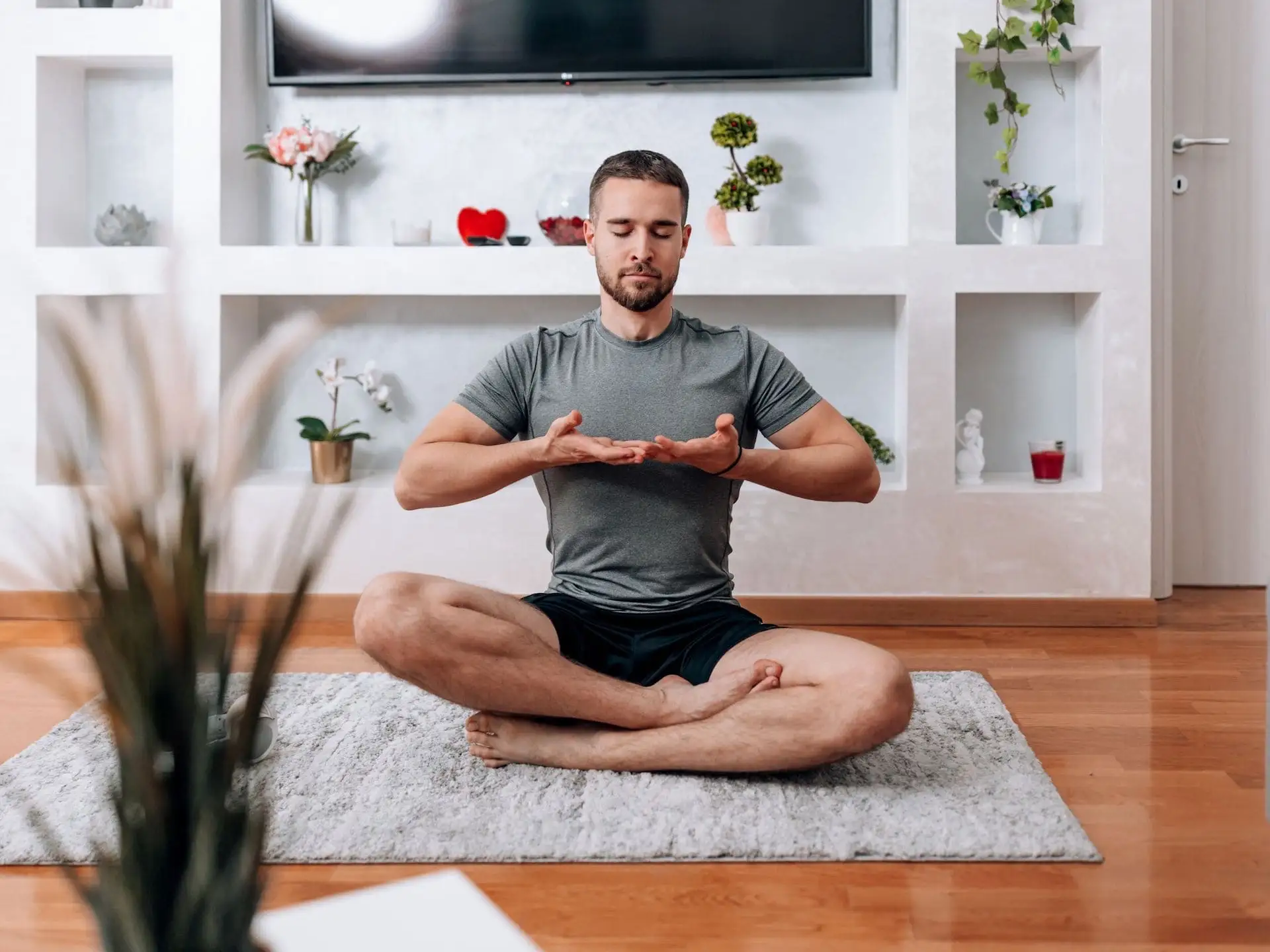 Homme dans son salon faisant de la respiration profonde