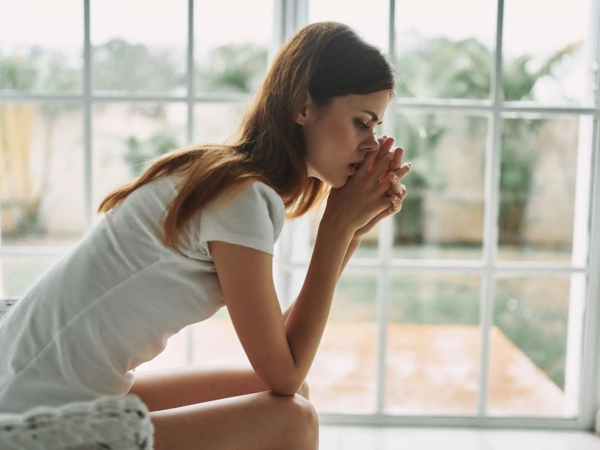 Femme stressée en train de réfléchir