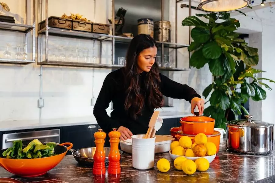 Jeune femme préparant une cuisine saine