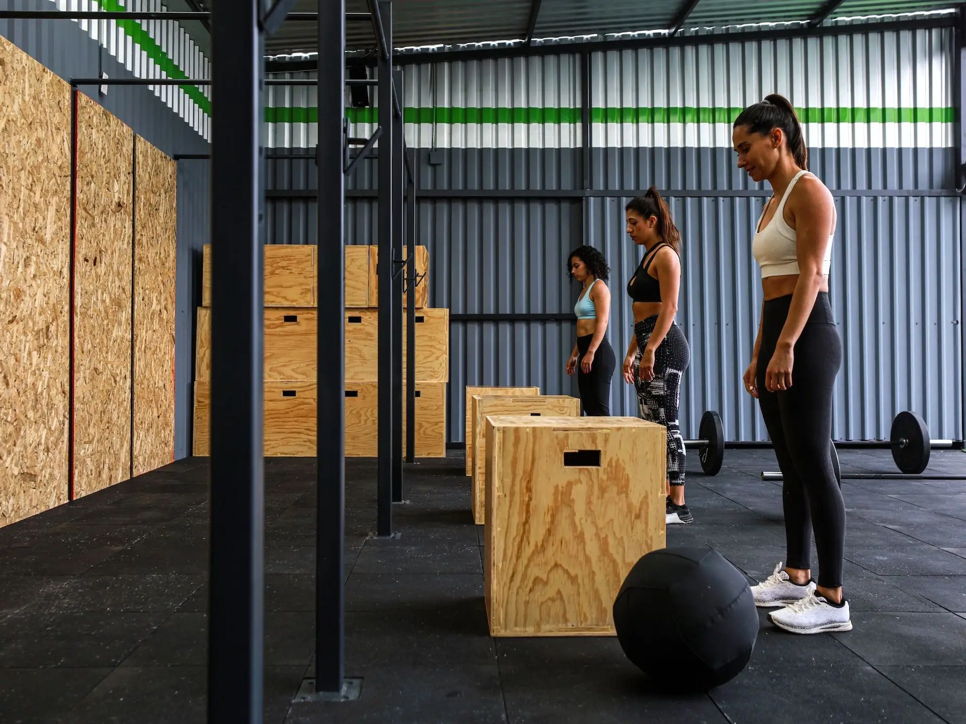 3 femmes devant des boxes de saut