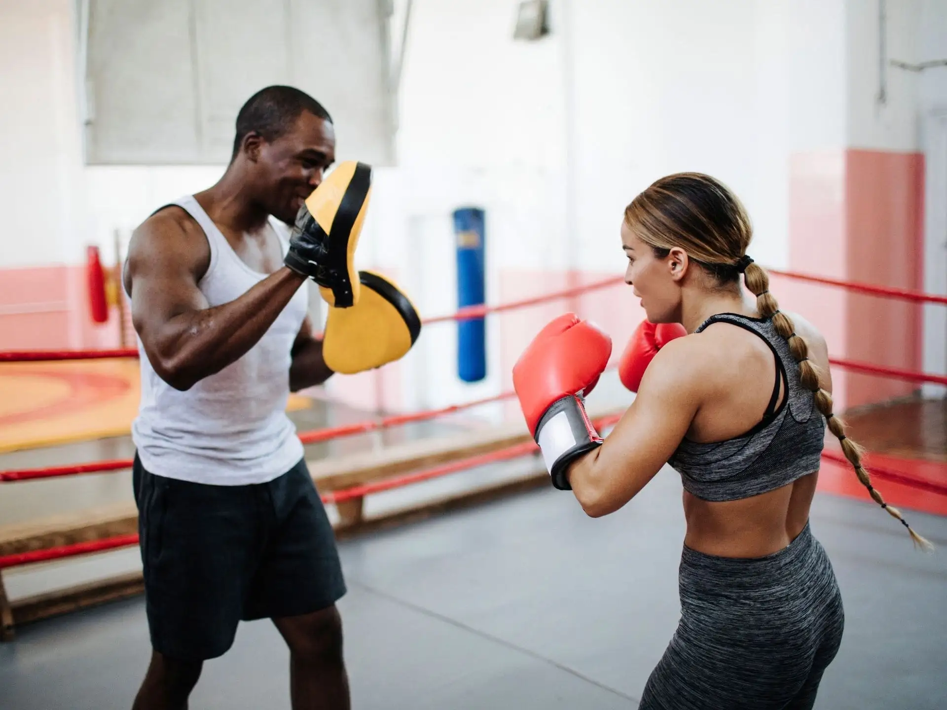 Séance de boxe entre coach et élève