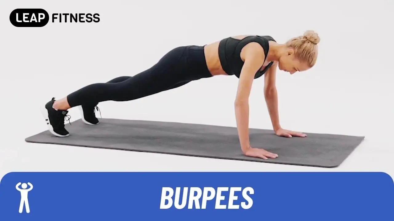 Une jeune femme réalisant un burpees