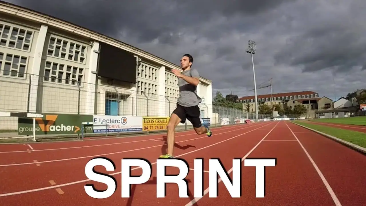 Un homme sprintant dans un stade