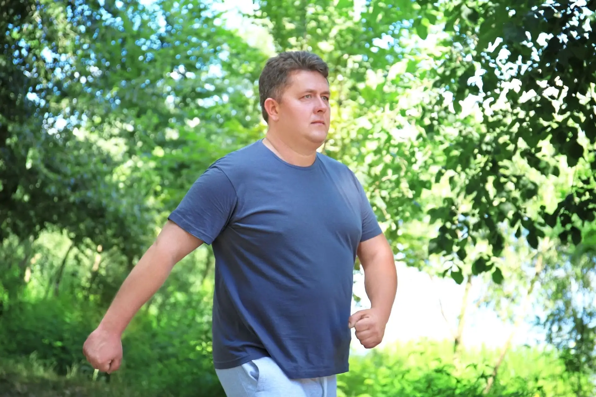 Homme en surpoids en train de marcher