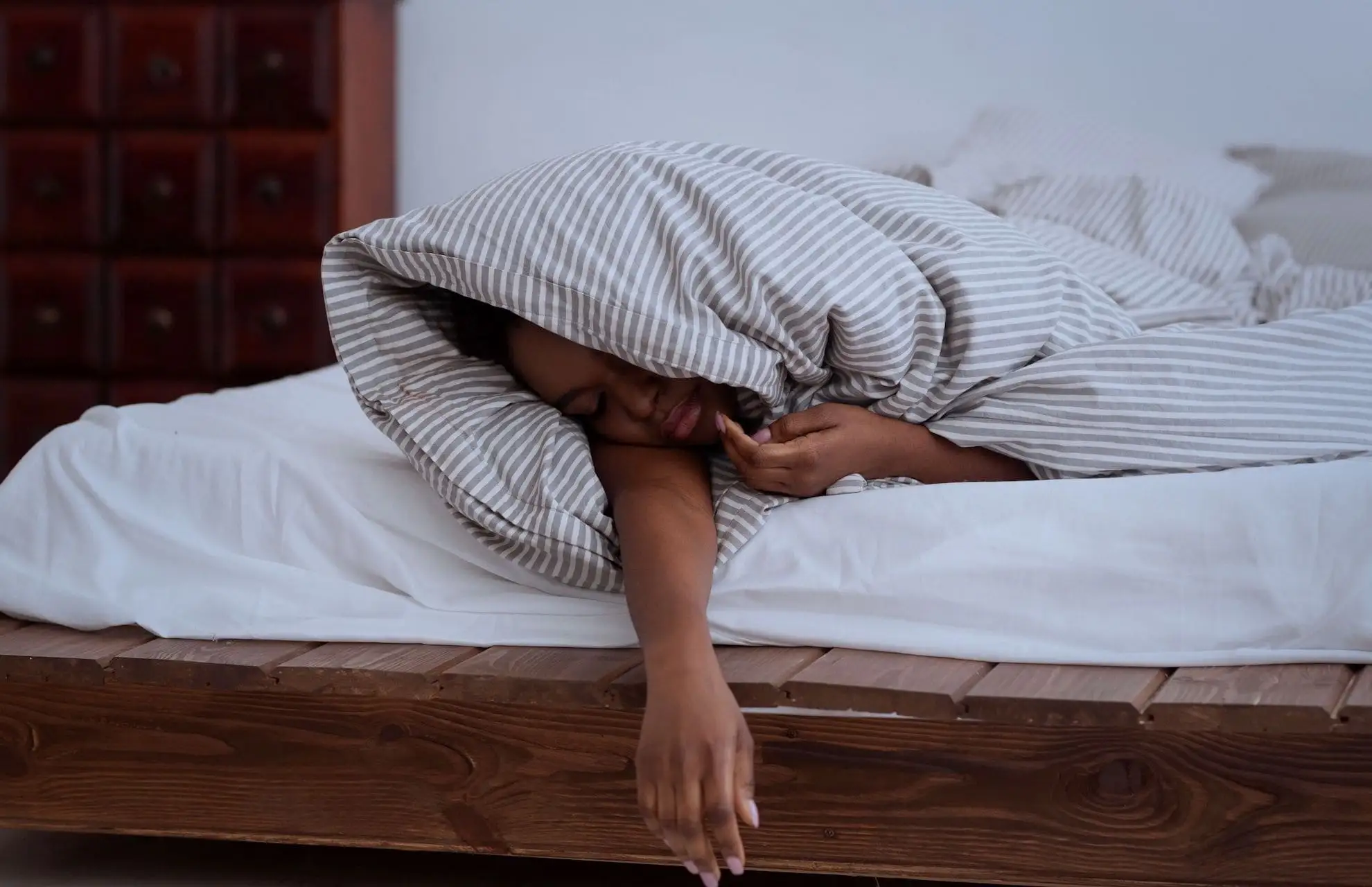 Jeune femme en train de dormir sous une couette