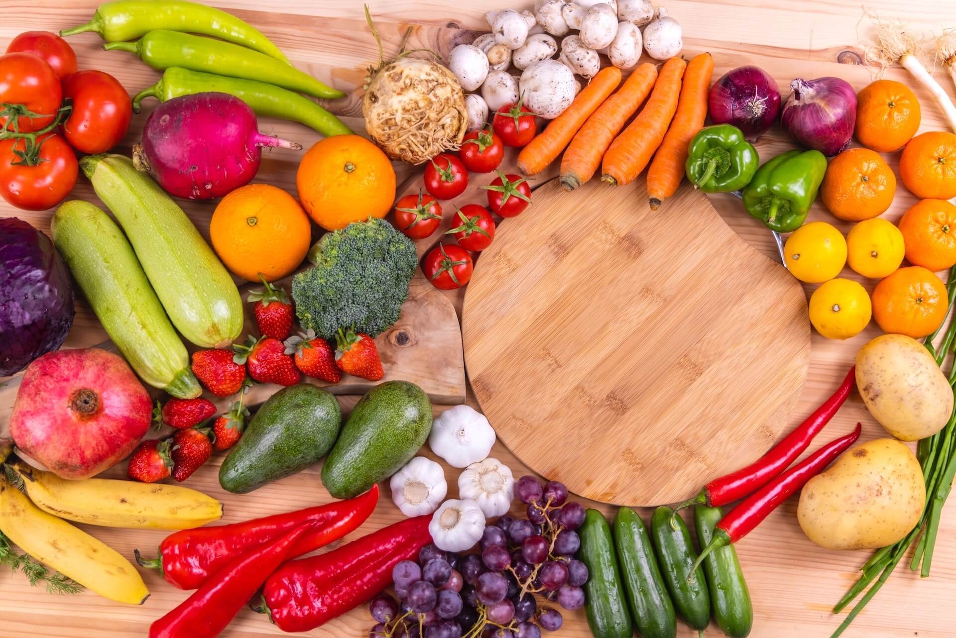 Mix de fruits et légumes de saison sur une table en bois