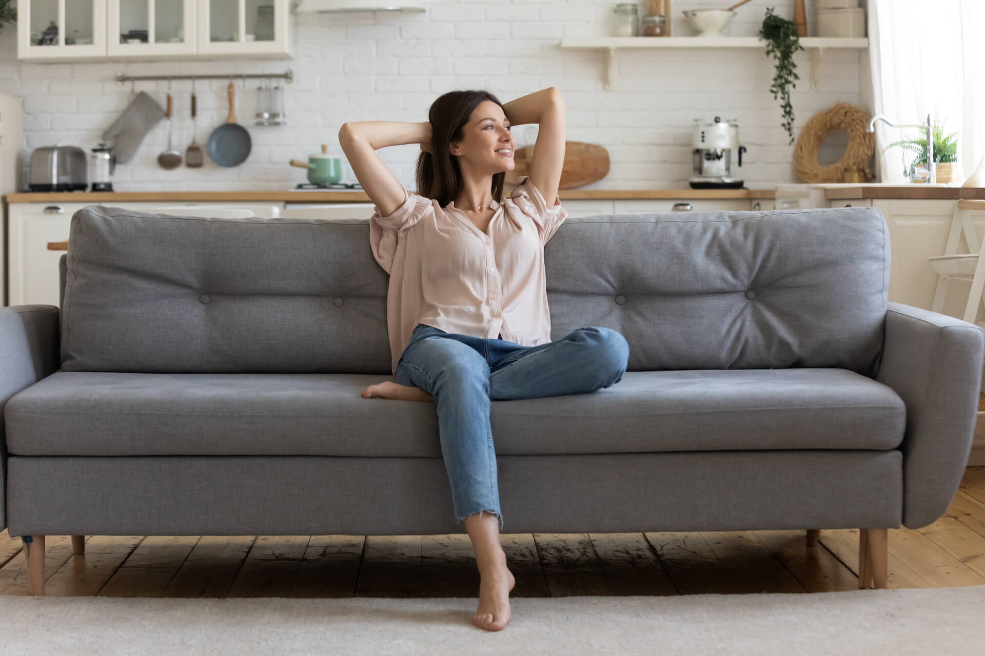 Femme heureuse et sans stress sur son canapé