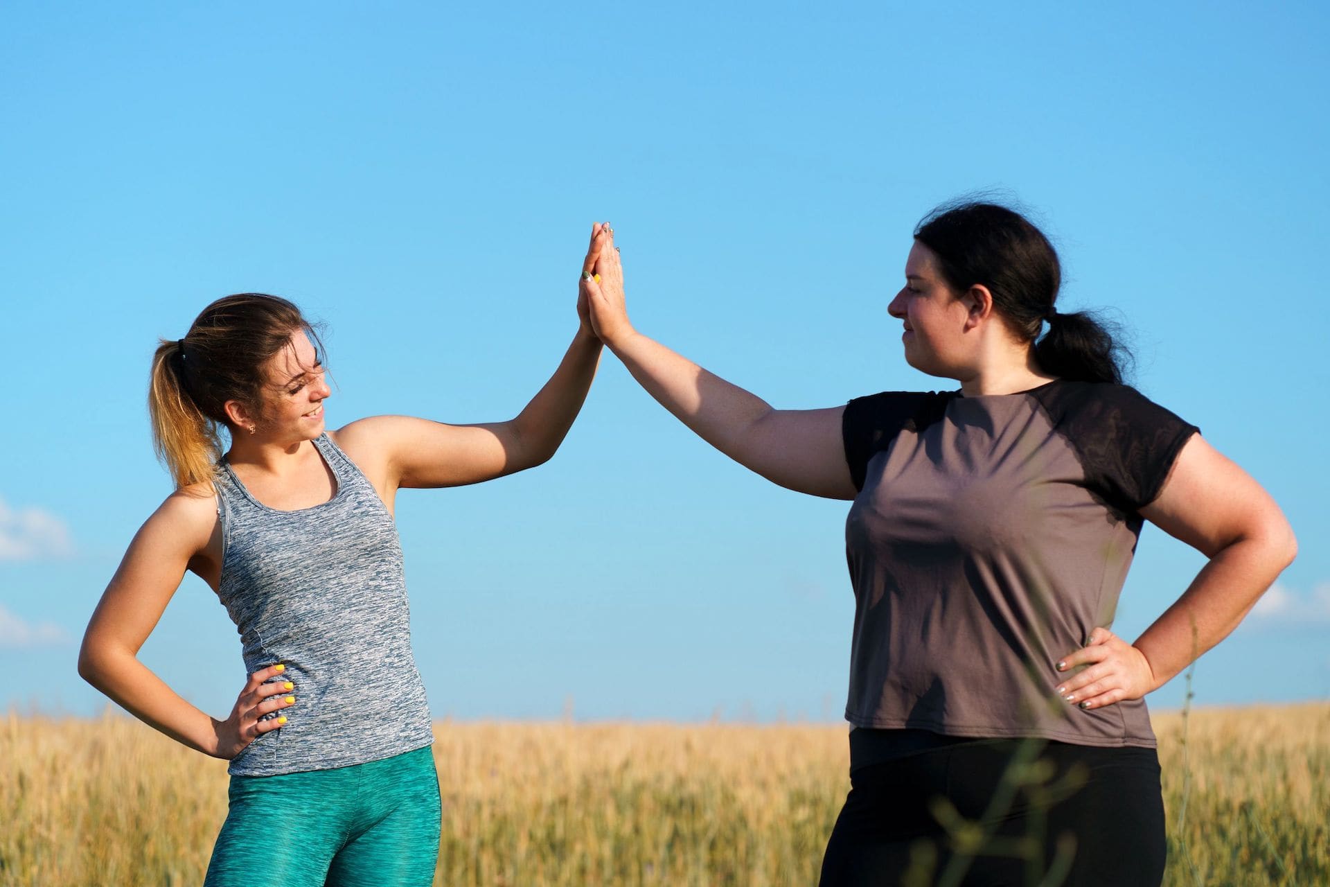 Deux femmes célébrant la fin de leur séance de sport pour perdre du poids