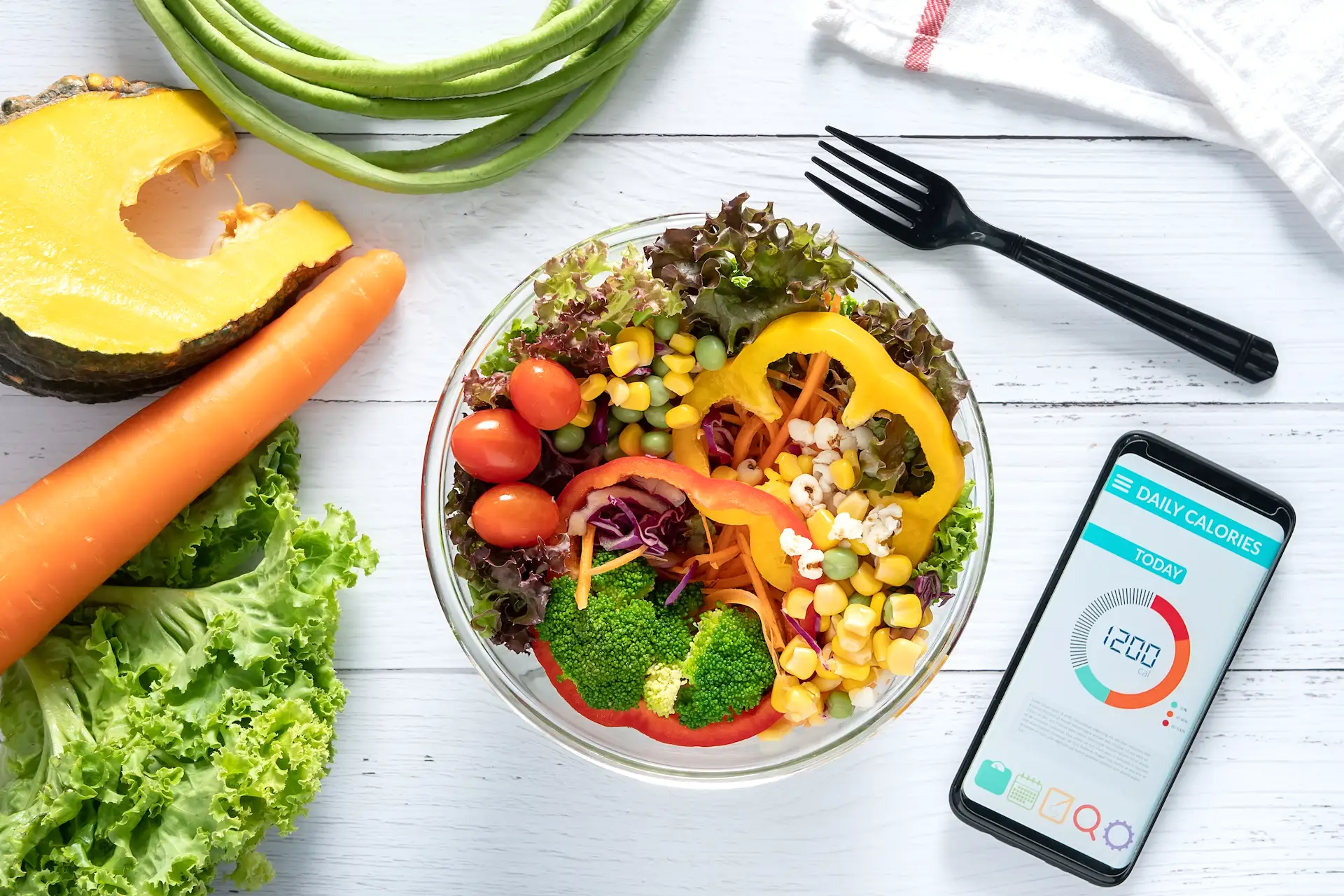 Aliments et salade avec une application pour calculer le nombre de calories par jour