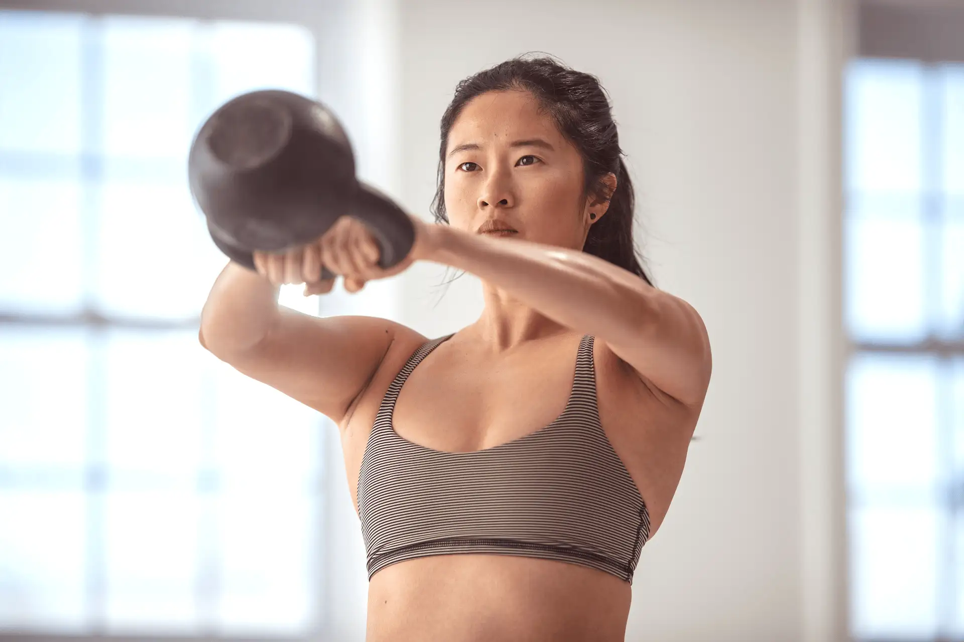 Jeune femme asiatique réalisant des exercices de perte de poids